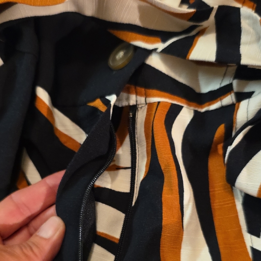 NWT** Nine West Black and Orange Tropical Patterned Romper - Picture 4 of 9